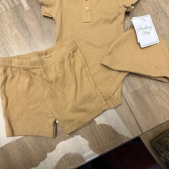 Three piece unisex 6 months Sterling Baby Set, includes onesie, shorts and a hat - Picture 2 of 7